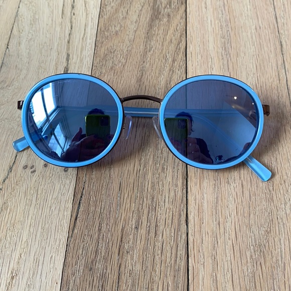 Sunglasses in blue. Round shape. - Picture 1 of 3